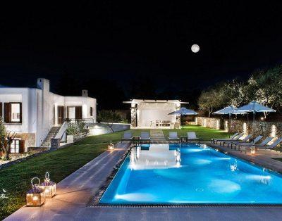 Superb villa with heated pool for large groups
